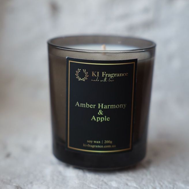 Ароматична свічка Amber Harmony & Apple у темному скляному стакані 200 гр