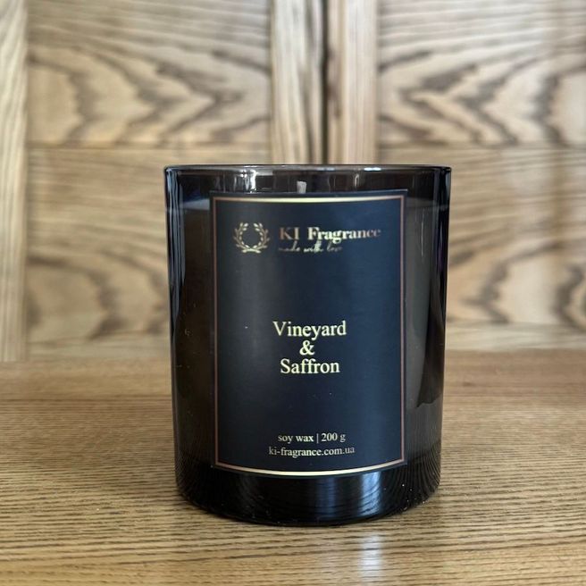 Ароматична свічка Vineyard & Saffron у темному скляному стакані 200 гр