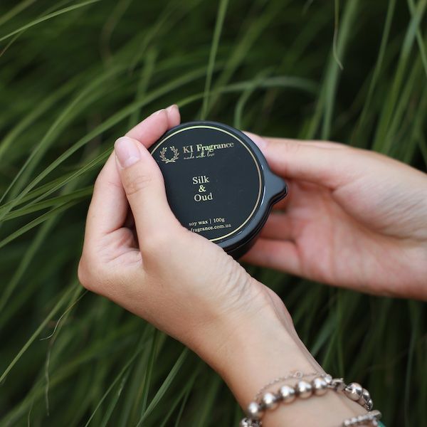 Масажна свічка з носиком Silk & Oud у металевій тарі з кришкою 100 гр